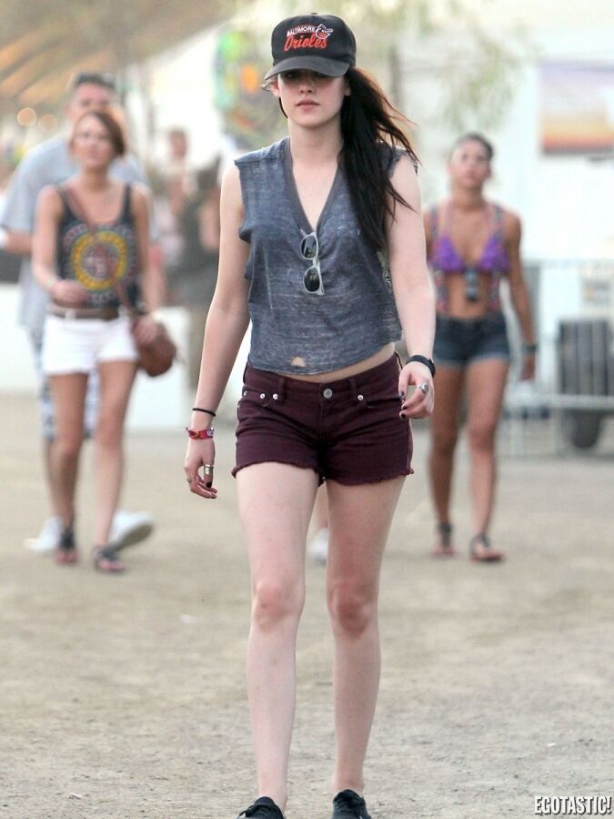 Кристен Стюарт в дырявой майке и бейсболке
