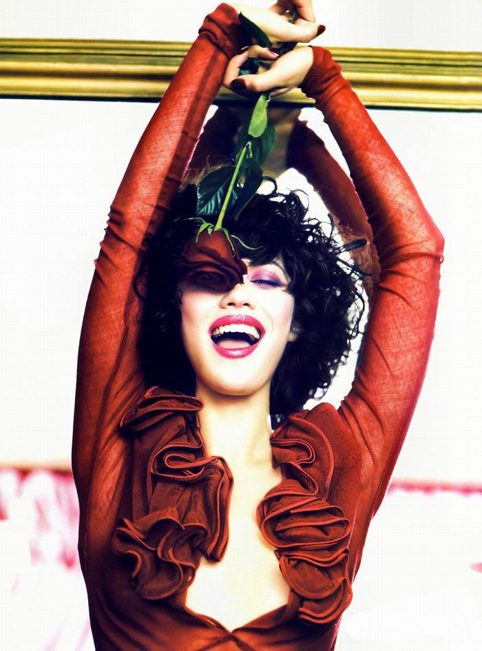 Кудрявый парик и соблазнительные губы Ольги Куриленко