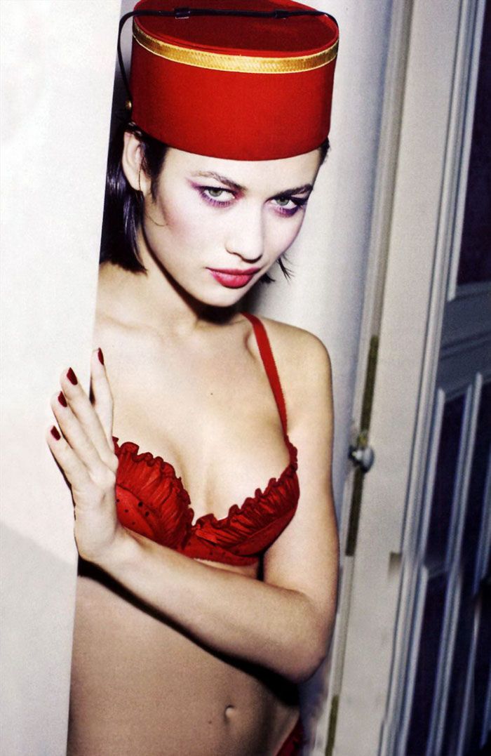 Кудрявый парик и соблазнительные губы Ольги Куриленко