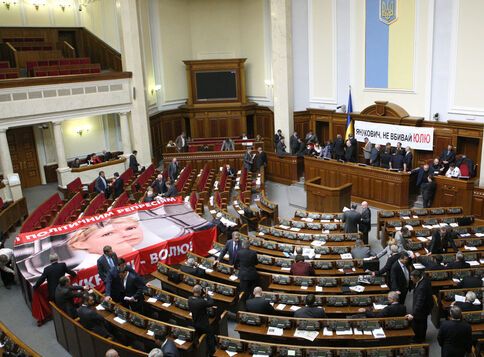 БЮТ блокує Раду незважаючи на кінець робочого дня. Фото