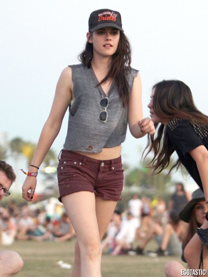Кристен Стюарт в дырявой майке и бейсболке