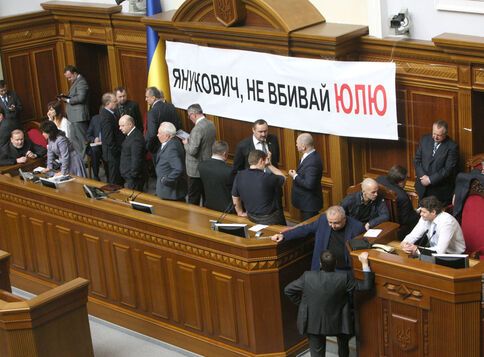 БЮТ блокує Раду незважаючи на кінець робочого дня. Фото
