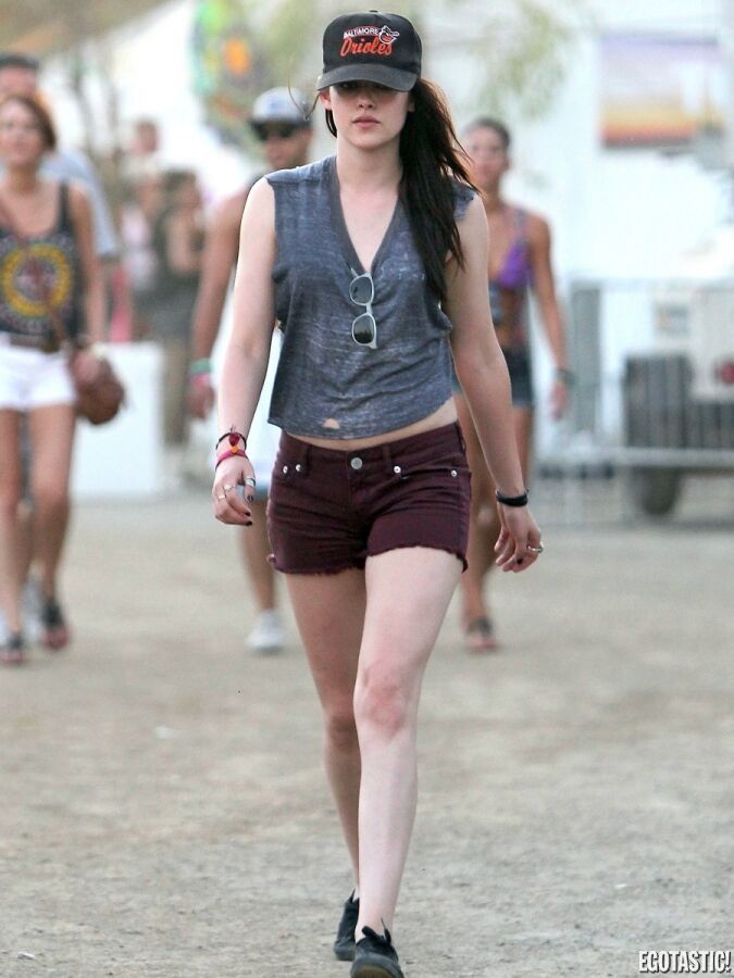 Кристен Стюарт в дырявой майке и бейсболке