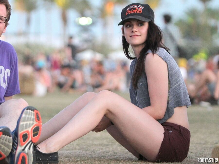 Кристен Стюарт в дырявой майке и бейсболке