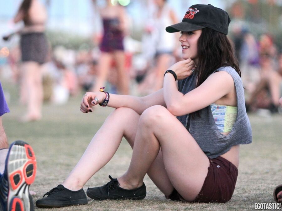 Кристен Стюарт в дырявой майке и бейсболке