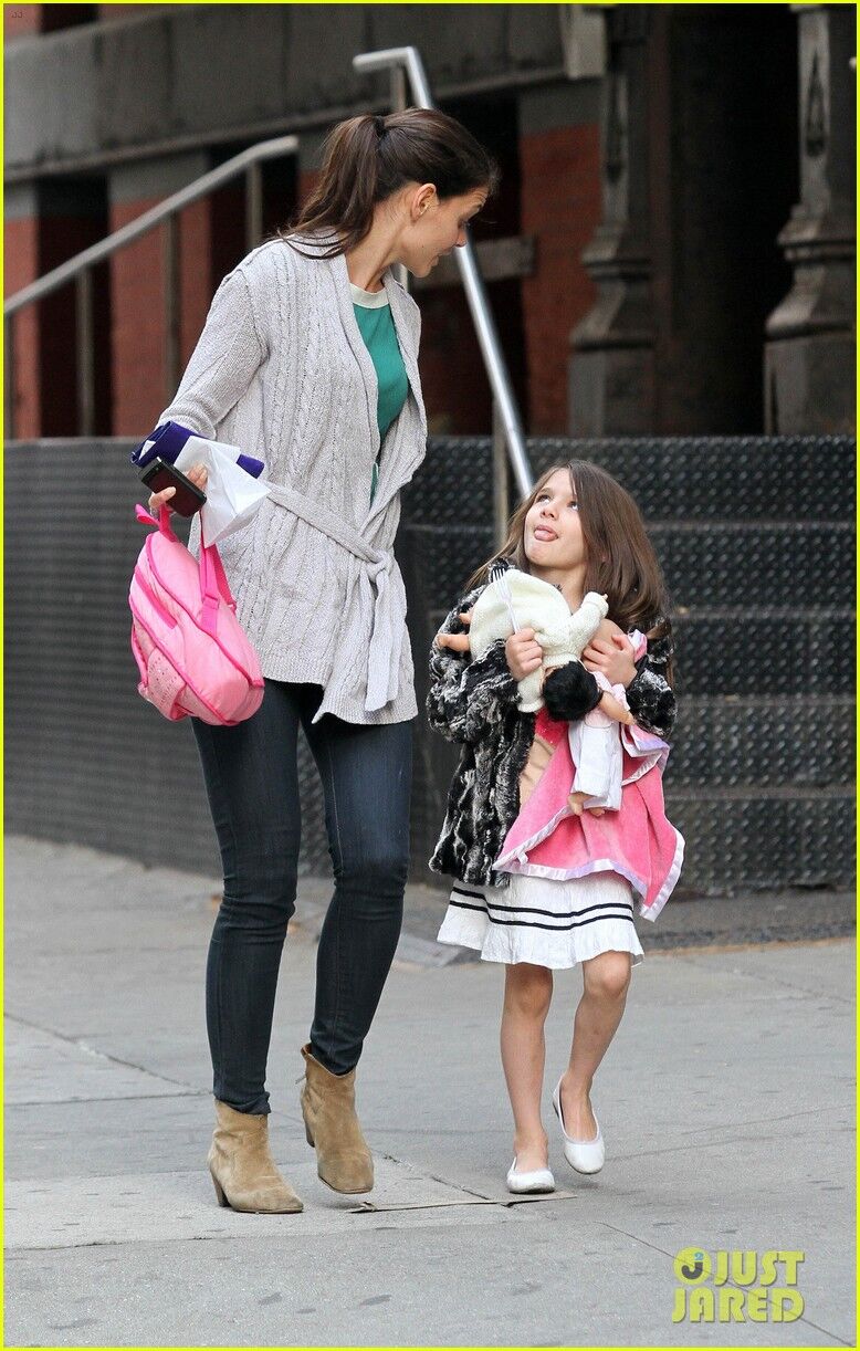 Сури кривляет Холмс на ходу. Фото