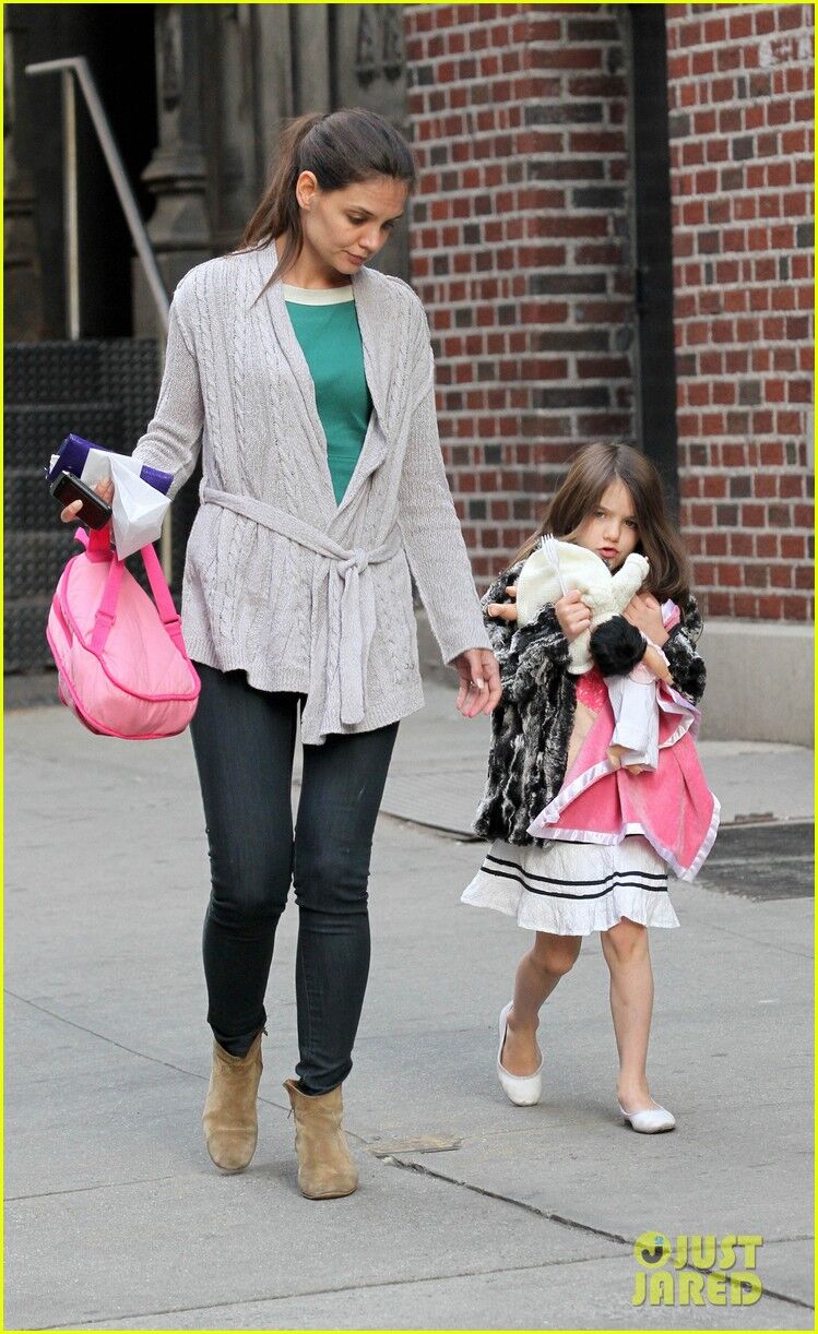 Сури кривляет Холмс на ходу. Фото