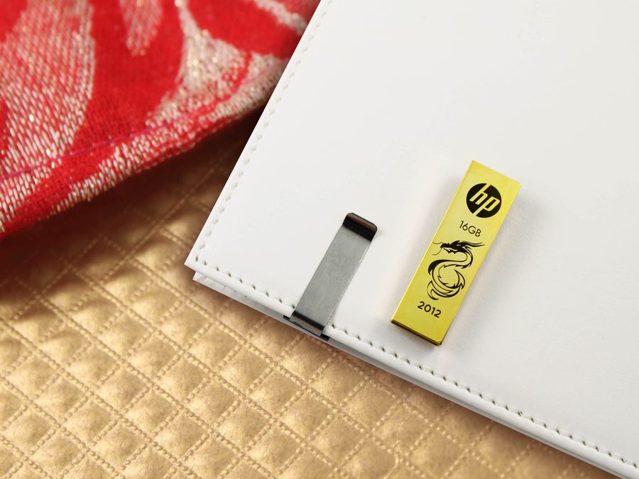 Выпущены драконьи USB-флешки с позолотой. Фото  