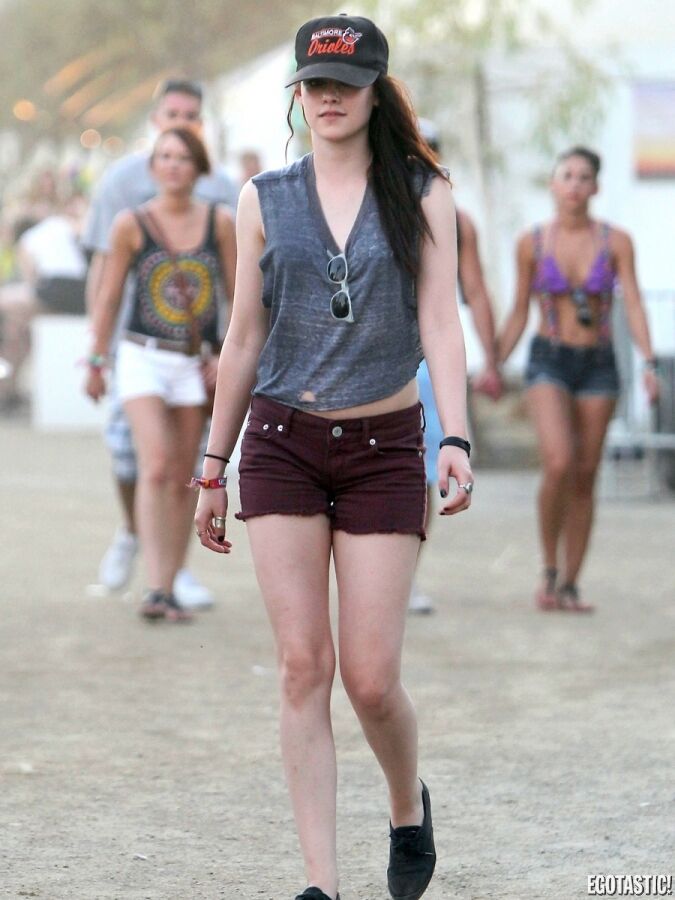 Кристен Стюарт в дырявой майке и бейсболке