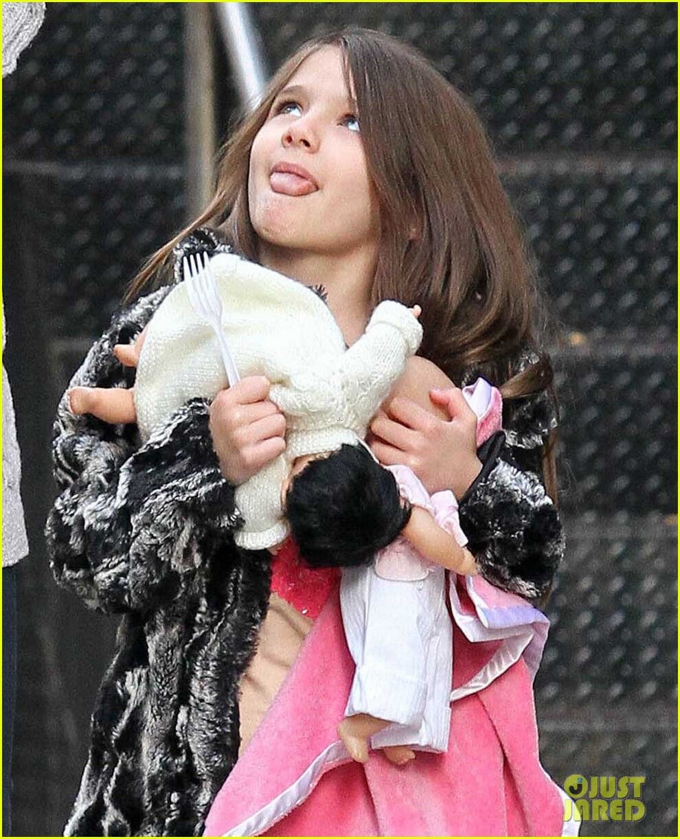 Сури кривляет Холмс на ходу. Фото