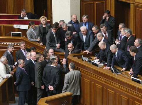 БЮТ блокує Раду незважаючи на кінець робочого дня. Фото
