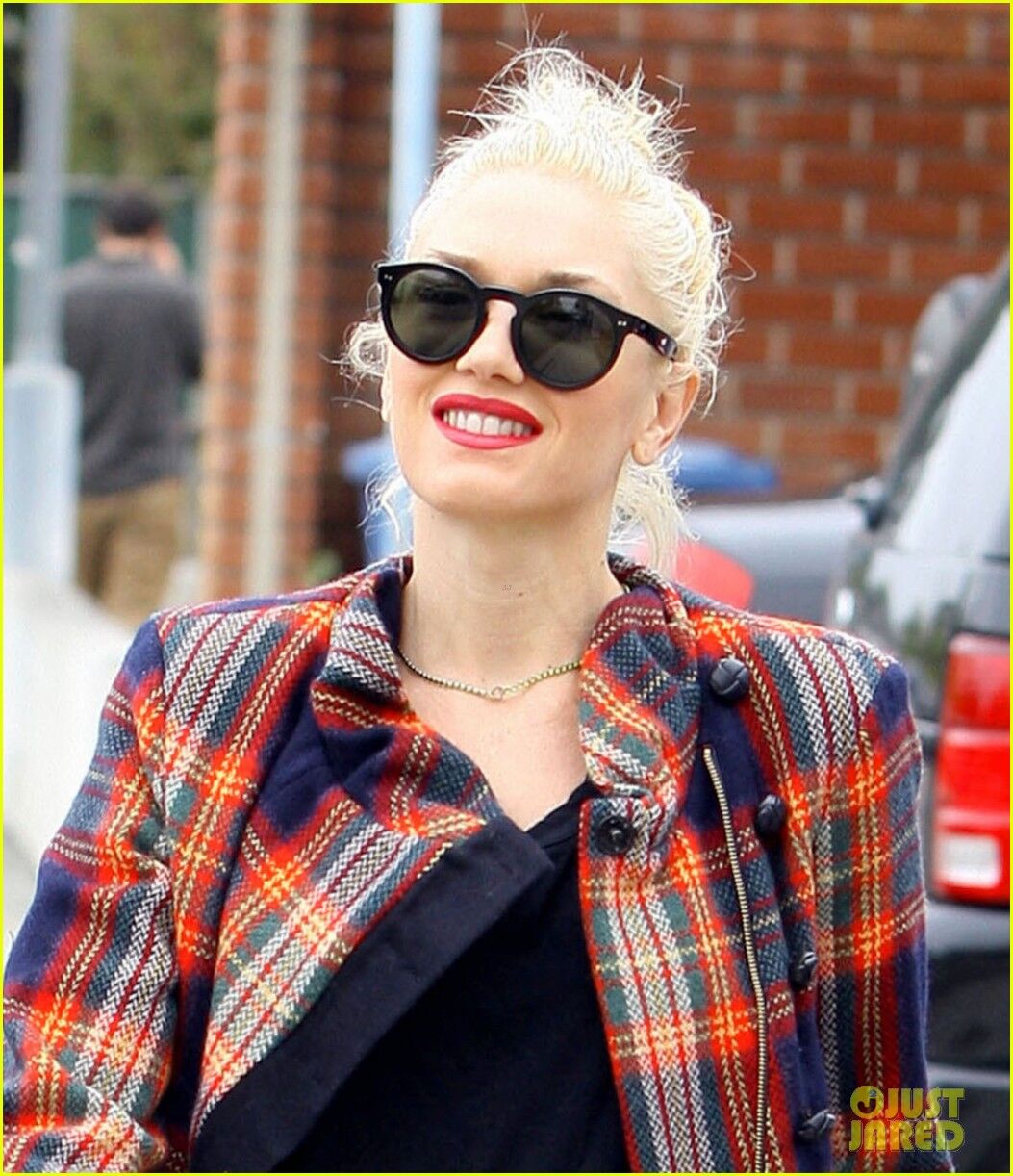 Стефани выбирает жакет в клеточку. Фото