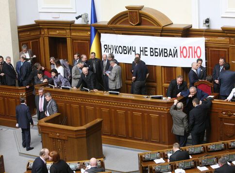 БЮТ блокує Раду незважаючи на кінець робочого дня. Фото