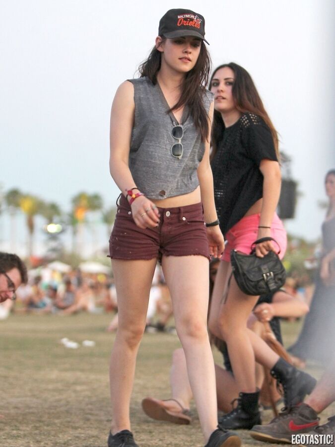 Кристен Стюарт в дырявой майке и бейсболке