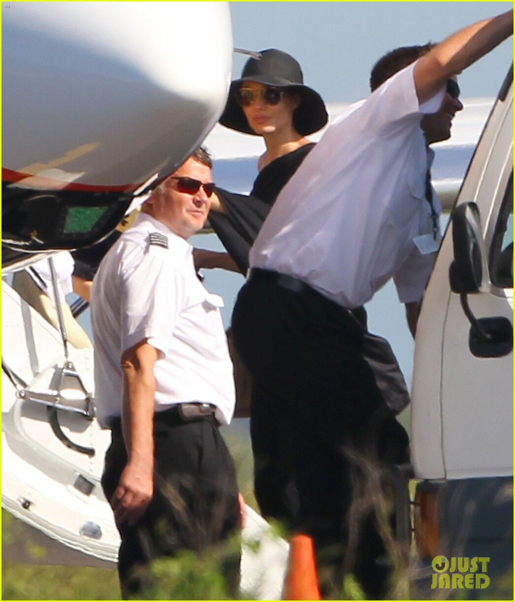 Джоли и Питт катают детей на катере. Фото