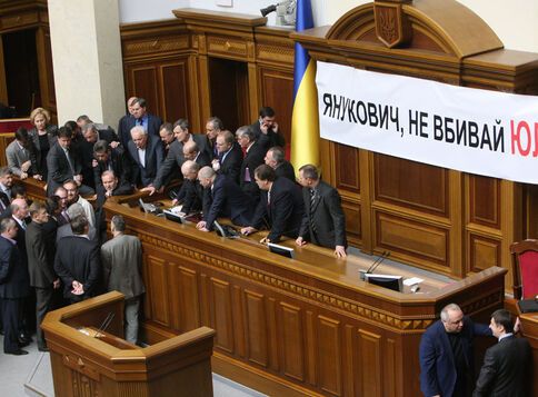 БЮТ блокує Раду незважаючи на кінець робочого дня. Фото