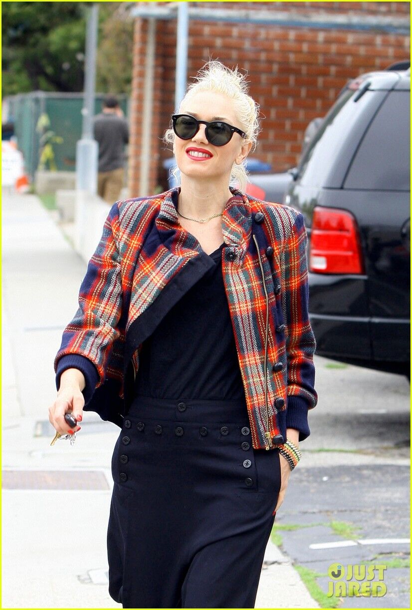 Стефани выбирает жакет в клеточку. Фото