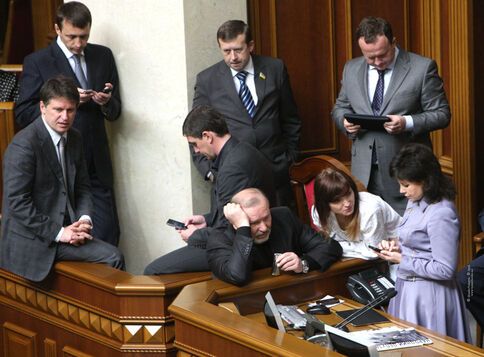 БЮТ блокує Раду незважаючи на кінець робочого дня. Фото
