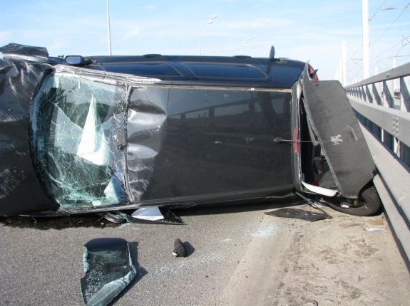 ДТП на Дарницком мосту: от удара авто ехало перевернутым