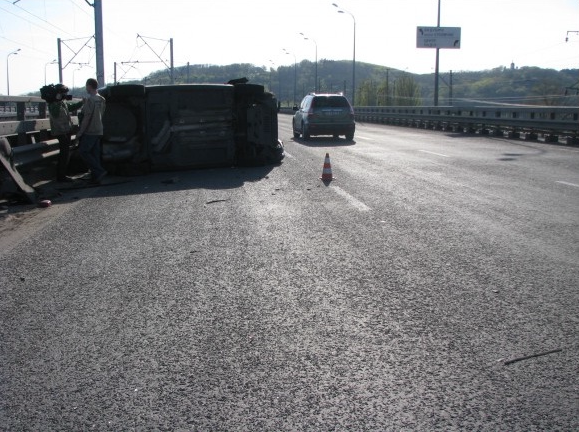 ДТП на Дарницком мосту: от удара авто ехало перевернутым