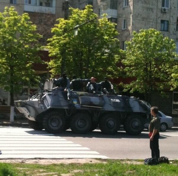 На вулицях Дніпропетровська з'явилися БТР. Фото