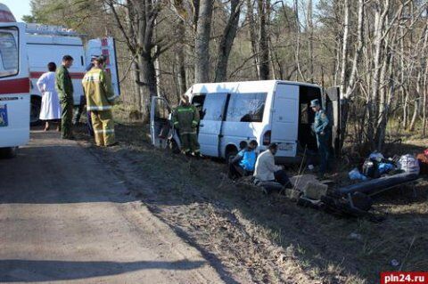 У Росії автобус з українцями врізався в дерево