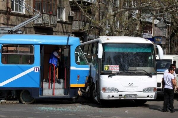 В Одессе трамвай протаранил рейсовый автобус. Фото