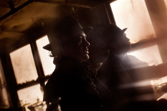 Дауни младший с голым торсом