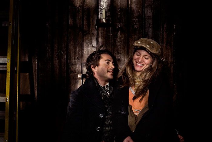 Дауни младший с голым торсом