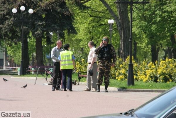 У центрі Чернігова підірвали урну з порохом. Фото