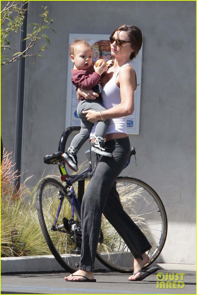 Миранда Керр взяла Флина на йогу. Фото