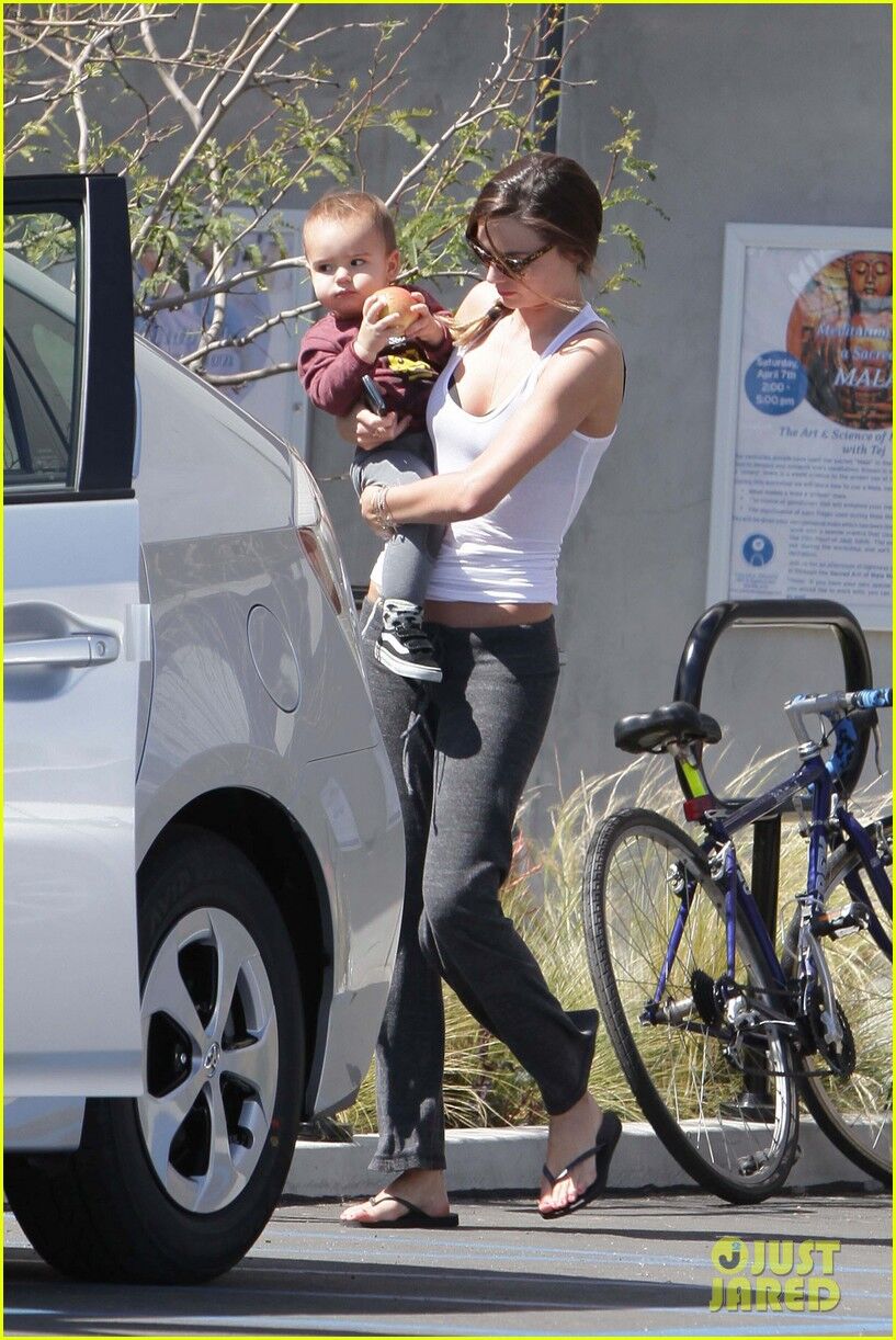 Миранда Керр взяла Флина на йогу. Фото