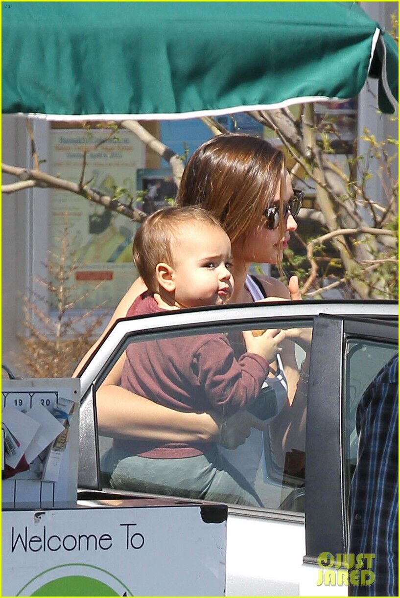 Миранда Керр взяла Флина на йогу. Фото