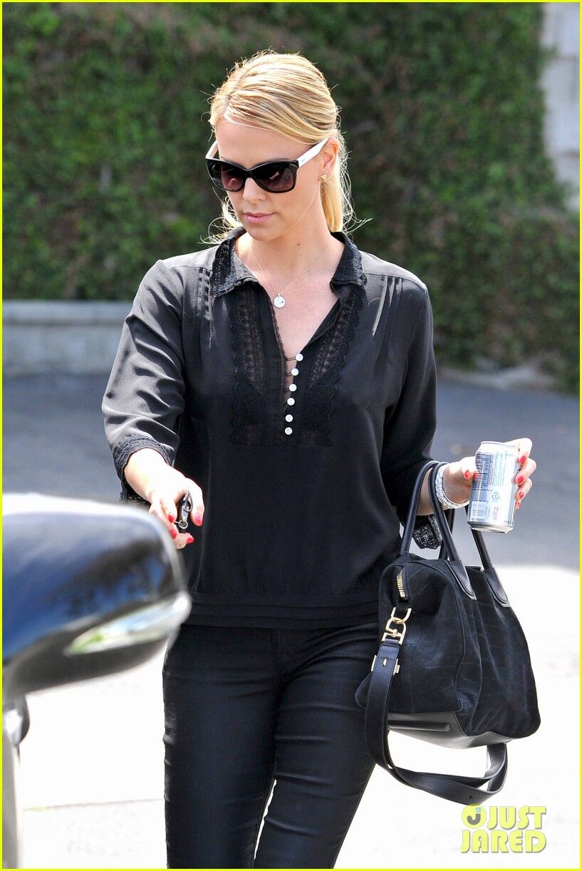 Терон выбрала мрачную одежонку. Фото