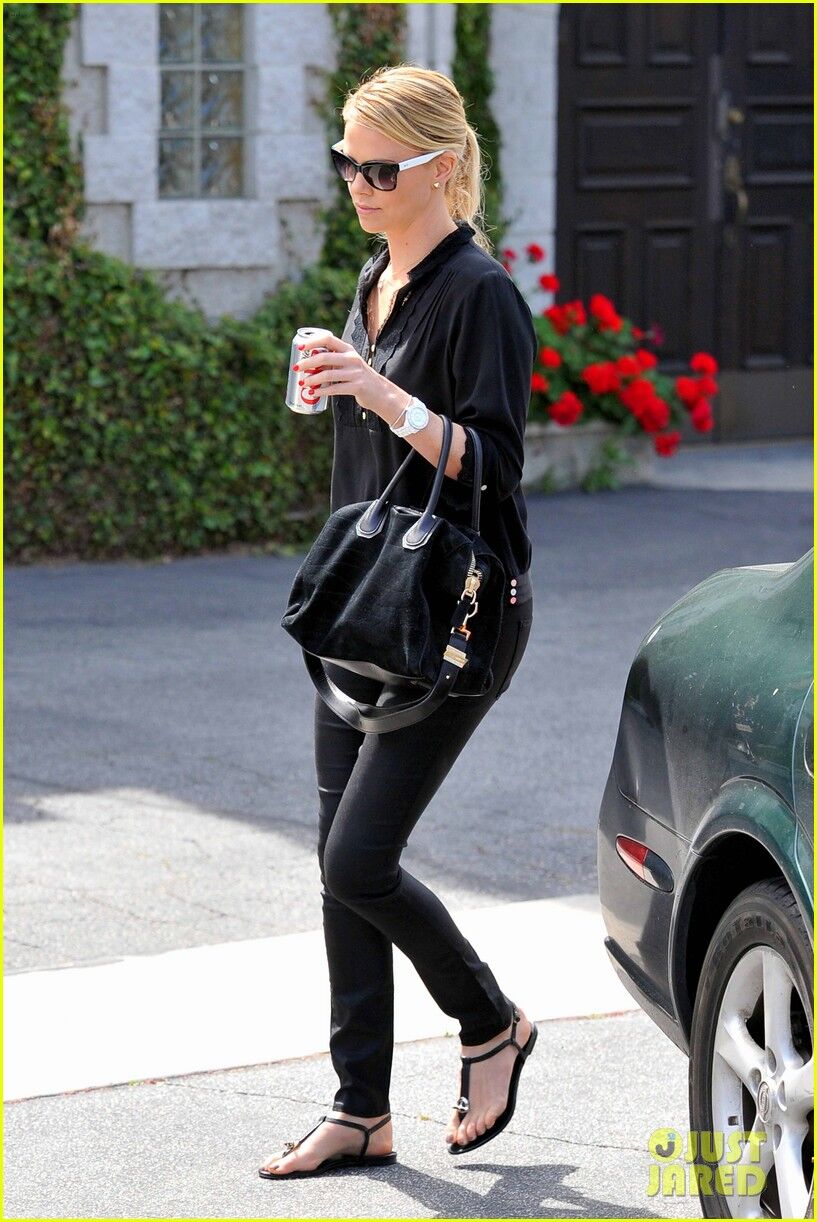 Терон выбрала мрачную одежонку. Фото