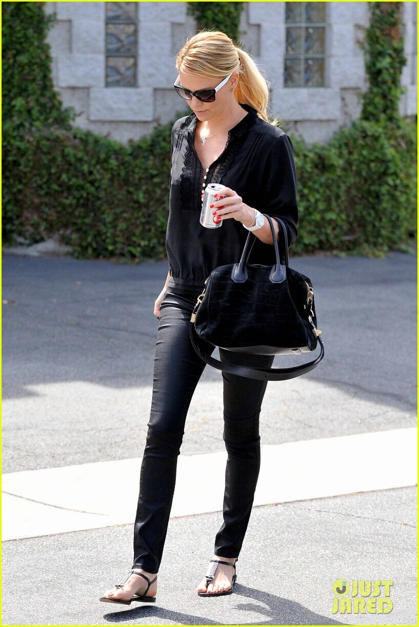 Терон выбрала мрачную одежонку. Фото