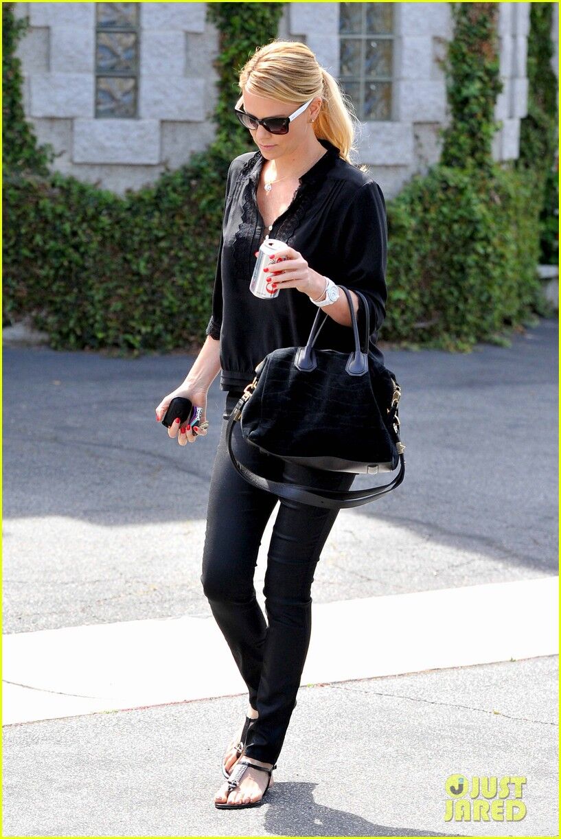 Терон выбрала мрачную одежонку. Фото