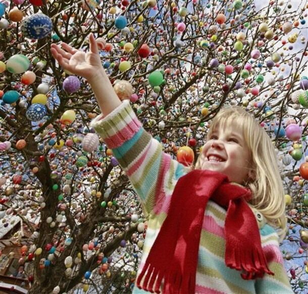 Немец украсил яблоню 10 тысячами крашанок. Фото