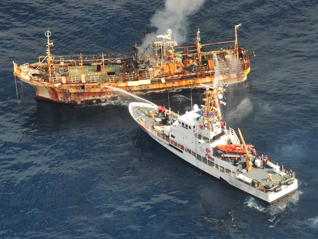 США расстреляли и затопили японский "корабль-призрак". Фото, видео