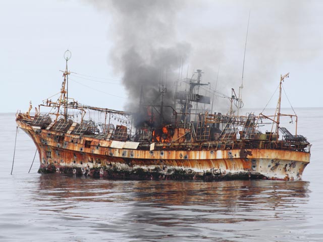 США расстреляли и затопили японский "корабль-призрак". Фото, видео