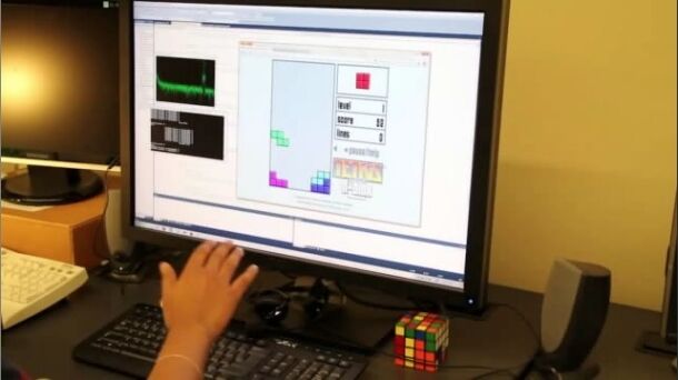 Компьютером можно управлять с помощью обычных аудиоколонок. Фото, видео  