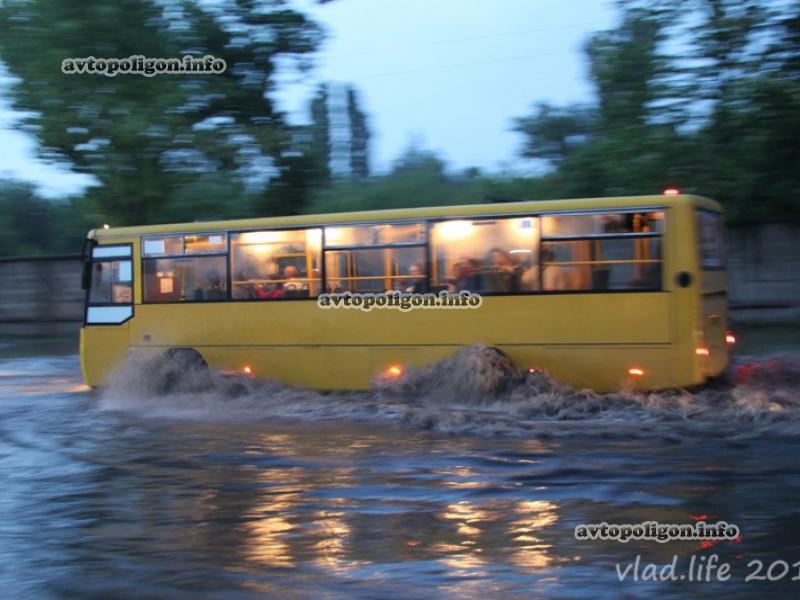 Дороги по-киевски: как в столице тонули и глохли машины. Фото, видео 