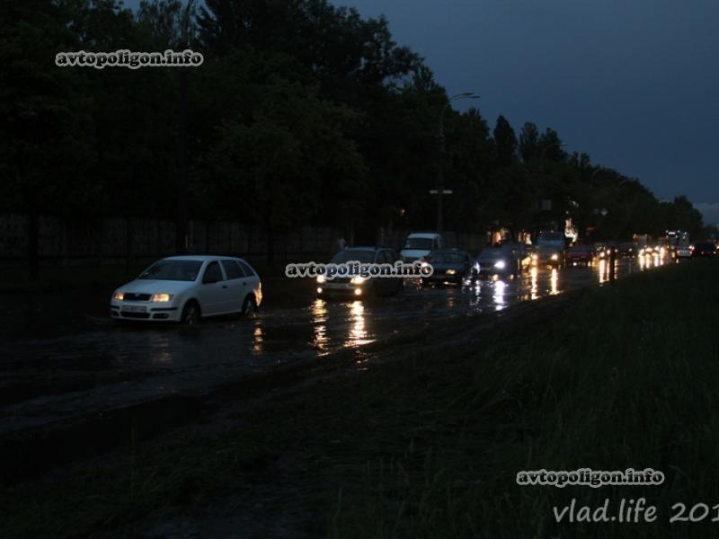 Дороги по-киевски: как в столице тонули и глохли машины. Фото, видео 