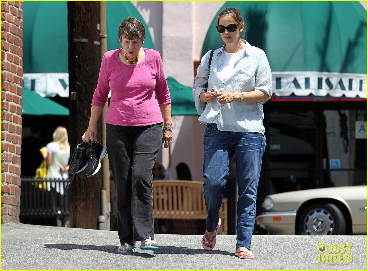 Гарнер начала приводить себя в порядок. Фото