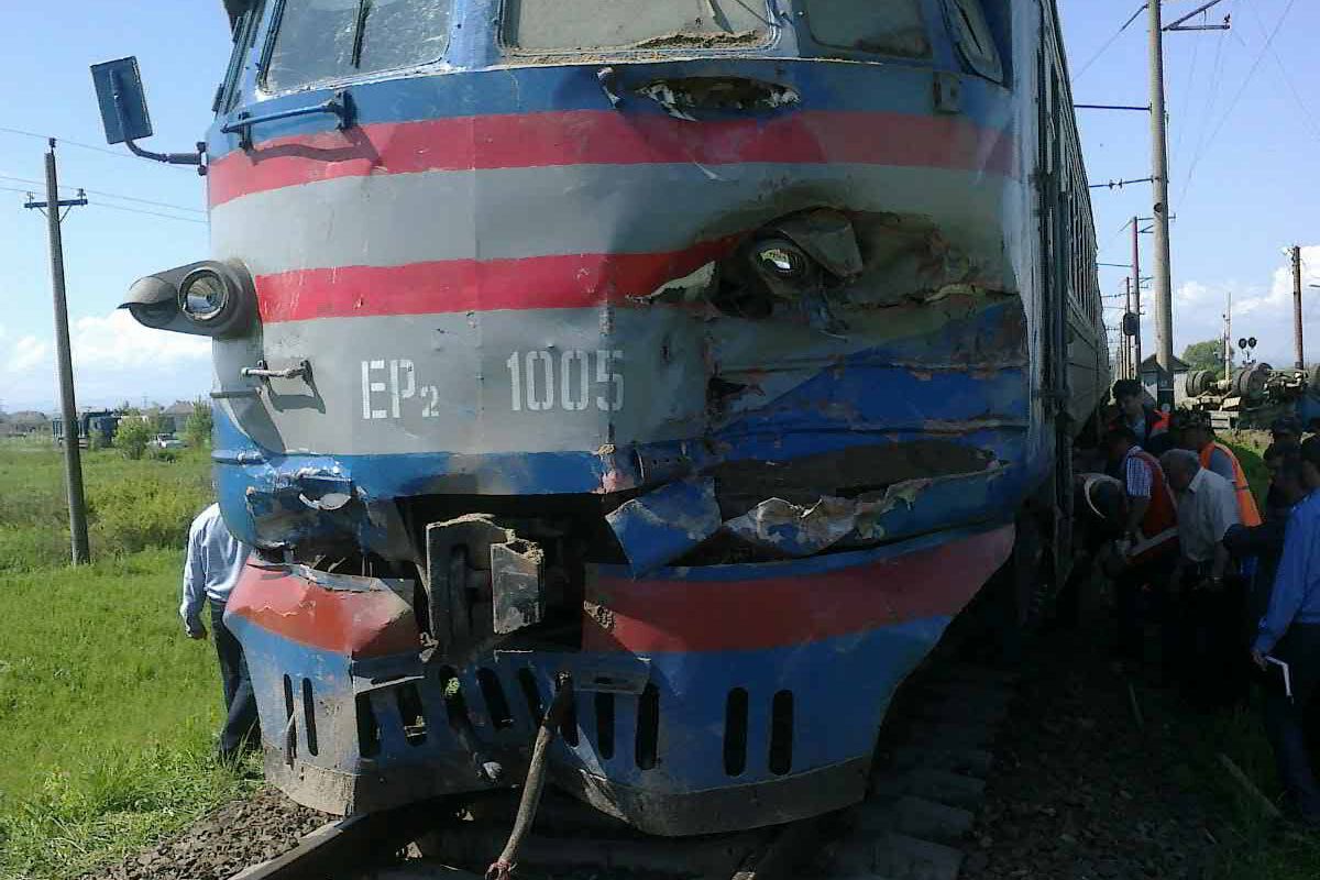 ДТП на Львівщині, поїзд зіткнувся з вантажівкою. Фото