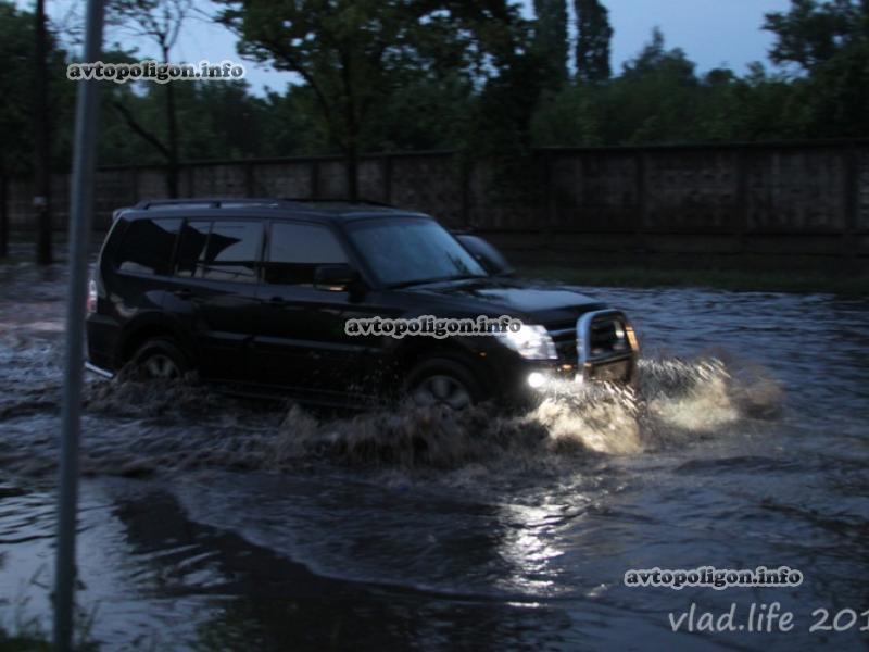 Дороги по-киевски: как в столице тонули и глохли машины. Фото, видео 