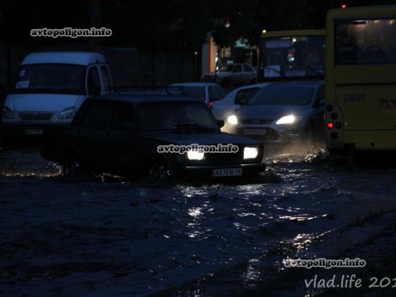 Дороги по-киевски: как в столице тонули и глохли машины. Фото, видео 