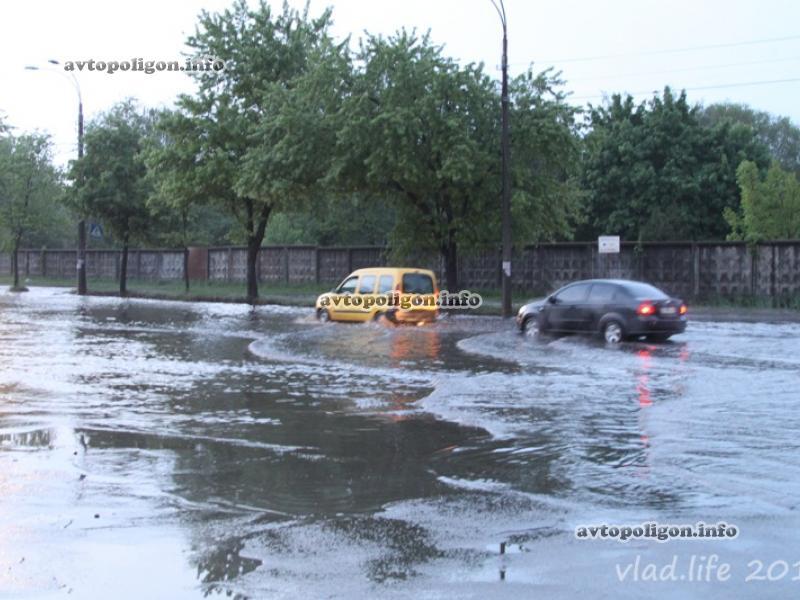 Дороги по-киевски: как в столице тонули и глохли машины. Фото, видео 