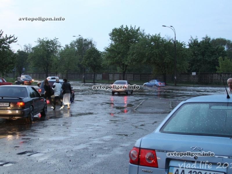 Дороги по-киевски: как в столице тонули и глохли машины. Фото, видео 