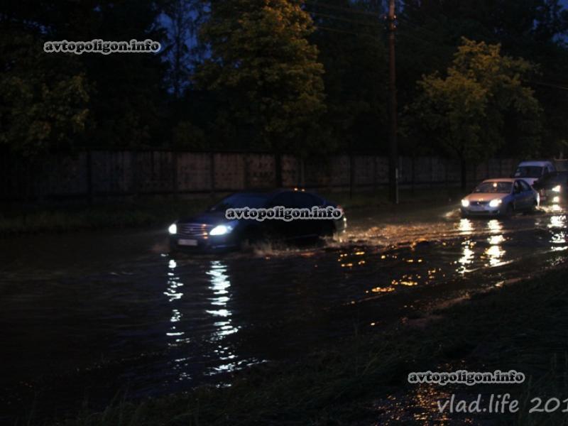 Дороги по-киевски: как в столице тонули и глохли машины. Фото, видео 